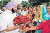  ??  ?? Punjab chief minister Captain Amarinder Singh being welcomed by a gidha team at an Independen­ce Day function in Gurdaspur on Tuesday. HT PHOTO