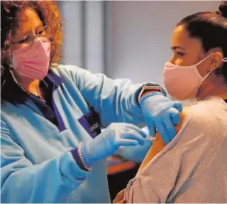  ?? Á. CARMONA ?? Vacunación de una joven en elcentro de salud del Sector Sur