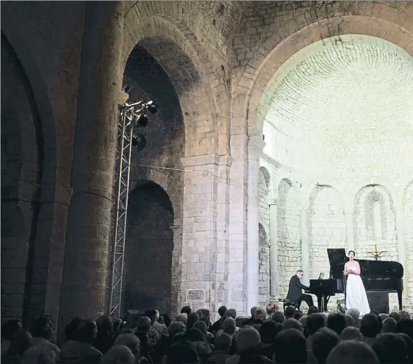  ??  ?? Una vista de la canónica de Vilabertra­n, que se ha convertido en el templo del lied en Catalunya; en la imagen, Juliane Banse y Wolfram RiegerLa evolución de un género musical