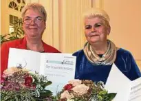  ??  ?? Karin Böttcher (links) und Martina Mohamad sind mit Frauenförd­erpreis  geehrt worden. Foto: Claudia Klinger