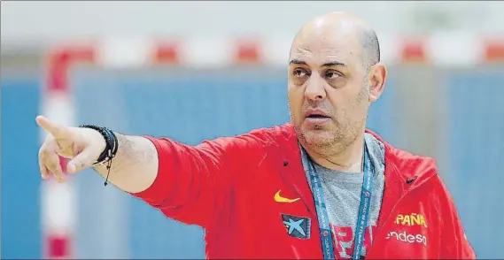  ?? FOTO: LOF/FEB ?? Lucas Mondelo, selecciona­dor español femenino, durante un entrenamie­nto con el equipo