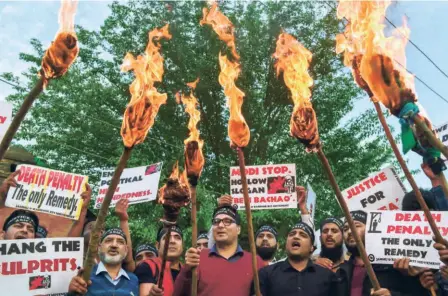  ?? ?? MEMBERS OF J&K RTI MOVEMENT and local people protest in Srinagar against the rape and murder of the eight-year-old girl from Kathua in 2018.