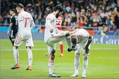  ?? PAUL WHITE / AP ?? Ramos besa la bota de Isco para celebrar los tres goles del malagueño en el amistoso ante Argentina