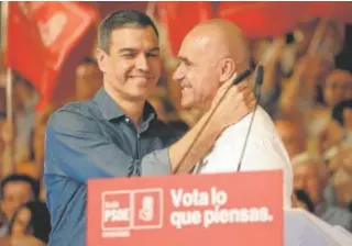  ?? // JUAN FLORES ?? Sánchez, ayer con su candidato y alcalde de Sevilla, Antonio Muñoz