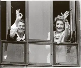  ?? WASHINGTON POST PHOTO BY RAY LUSTIG ?? President Ronald Reagan and Nancy Reagan wave from the Bethesda Naval hospital after his surgery for colon cancer.