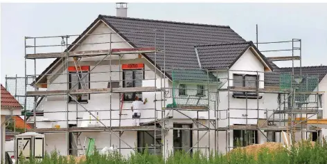  ?? FOTO: BERND WÜSTNECK/DPA ?? Nur wenige werden beim Hausbau vom Baukinderg­eld profitiere­n, monieren Fachverbän­de.