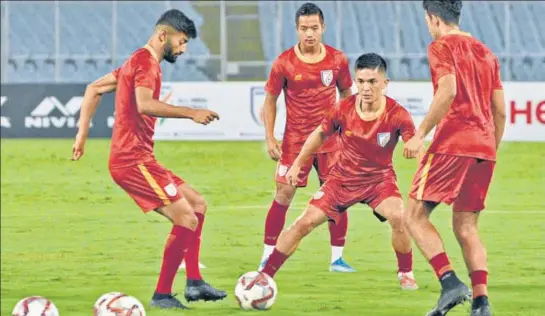  ?? SAMIR JANA/HT PHOTO ?? Indian football captain Sunil Chhetri with teammates during a practice session a day before the FIFA 2022 World Cup qualifier against Bangladesh at Salt Lake Stadium in Kolkata.