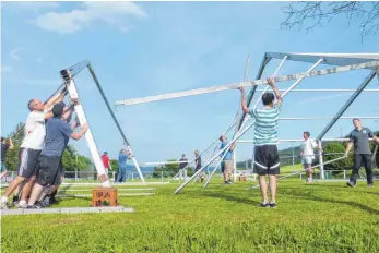  ?? FOTO: ANDREA UTZ ?? Die Zelte für das U 17-Turnier in Durchhause­n werden aufgebaut.