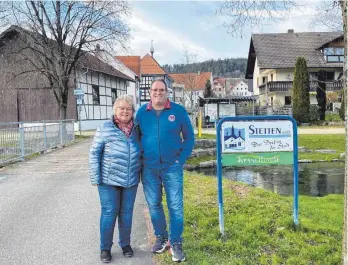  ?? FOTO: PRIVAT ?? Sabine Osswald und Markus Müller helfen den Senioren und bringen sie mit ihren E-Bikes nach Hause.