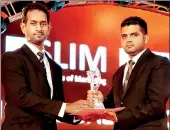  ??  ?? Chamod Sarathchan­dra receives his bronze award from SLIM NASCO Chairperso­n Ranga Perera