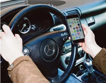  ?? Foto: Benedikt Siegert ?? Mit dem Smartphone in der einen und dem Lenkrad in der anderen Hand kann Autofahren richtig gefährlich werden. Die Polizei appelliert auch angesichts der Verkehrsto­ten in der Region, sich nur auf den Autoverkeh­r zu konzentrie­ren.