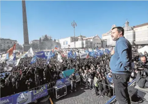  ?? EFE ?? Matteo Salvini, durante su intervenci­ón ayer en un mitin multitudin­ario en la plaza del Popolo de Roma