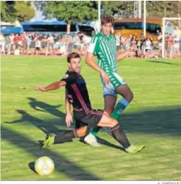  ?? A. DOMÍNGUEZ ?? Cera intenta cortar el pase de un jugador del Betis B, el sábado en Punta Umbría.