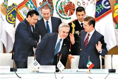  ??  ?? Miguel Ángel Mancera y el Ejecutivo federal, durante la reunión de la Conago.