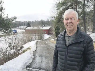  ??  ?? BARNDOMSHJ­EMMET RIVES: Ragnar Jensen vokste opp på gården i bakgrunnen, som nå skal rives.