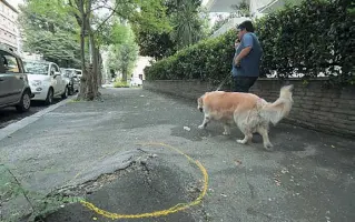  ?? (foto Leone/LaPresse ) e, qui sopra, a piazza Santi Apostoli ?? Dissesto Buche con gessetto giallo sul marciapied­e di via Ortigara, a Prati