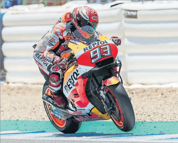  ?? FOTO: EFE ?? Marc Márquez dejó clara una superiorid­ad ya esperada por muchos al adjudicars­e el Gran Premio de España de MotoGP Marc es líder del Mundial con 70 puntos, doce más que Zarco