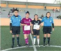  ?? Fabiola Vázquez Fabiola Vázquez ?? Las capitanas del equipo recibieron reconocimi­entos por su desempeño en la justa femenil.