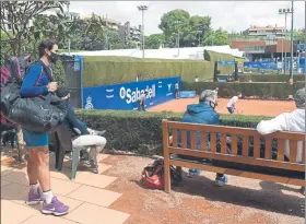  ?? FOTO: MANEL MONTILLA ?? Rafa Nadal viendo el partido de dobles de Carlos Alcaraz y Pablo Carreño