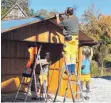  ?? FOTO: STEFFEN LANG ?? Bauhofmita­rbeiter beim Aufbau der Stände für den Bauernmark­t auf dem Klosterpla­tz.