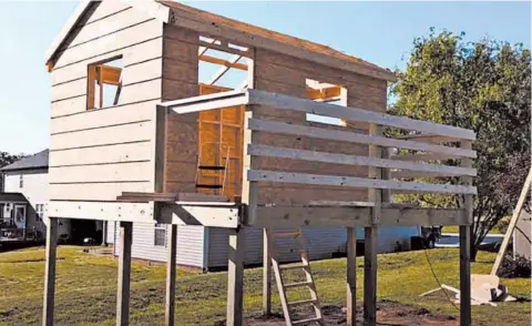  ?? TIM CARTER ?? In this screen grab of a video the reader sent, you can see the treehouse they built for their son that includes several critical errors.