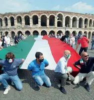  ??  ?? La giornata
A sinistra, l‘alzabandie­ra a San Marco a Venezia A destra, il flash mob di FdI sotto l’Arena a Verona