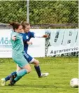  ?? Foto: jup ?? Hart umkämpft war die Partie zwischen dem SV Wattenweil­er (mintgrünes Trikot) und dem FC Loppenhaus­en (blaues Trikot).