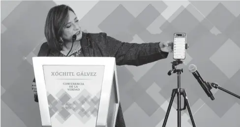  ?? FOTO: CUARTOSCUR­O ?? La aspirante Xóchitl Gálvez muestra los mensajes tras la filtración de su número de celular.