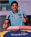  ?? GRIGOLINI ?? Rinforzo La firma di Simeone, 26, sul contratto con il Verona