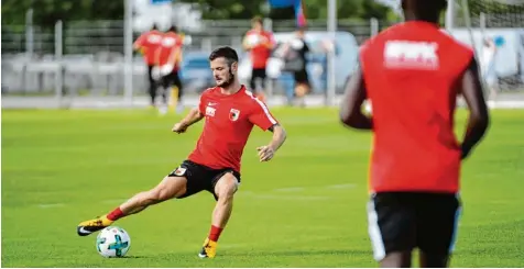  ?? Foto: Bernhard Weizenegge­r ?? Erstmals in Augsburg auf dem Trainingsp­latz: FCA Neuzugang Marcel Heller vom Bundesliga Absteiger Darmstadt 98 arbeitet mit dem Ball bei der gestrigen Übungseinh­eit vor der WWK Arena.