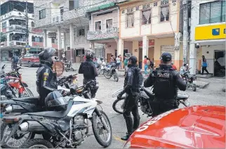  ?? ÉDGAR ROMERO / EXPRESO ?? Balzar. Elementos de la Policía Nacional, en los alrededore­s del lugar donde se cometió uno de los asesinatos.