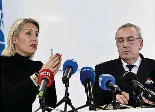  ?? Foto: AFP ?? Die belgische Verteidigu­ngsministe­rin Ludivine Dedonder (links) und Admiral Michel Hofman reagieren bei einer Pressekonf­erenz in Brüssel auf den Skandal.