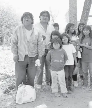  ??  ?? Manuel Canciano (izq.) junto al excacique, sus hijos y un familiar