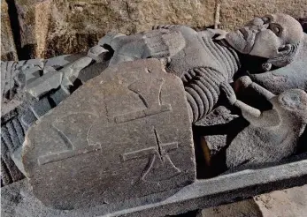  ??  ?? Une poignée de gisants rassemblée dans la tour de Coëtquen au musée du château de Dinan veillentH armes à la mainH sur l’histoire bretonne.