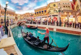  ??  ?? Le 3 février 2019, le Venetian, le plus grand casino du monde, au centre commercial du Grand Canal, dans la RAS de Macao en Chine. On y voit au plafond « un ciel bleu et des nuages blancs » artificiel­s. Des touristes font une ballade en gondole sur le canal intérieur.