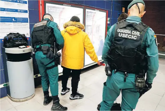  ?? EFE ?? La Guardia Civil cachea a unos jóvenes en la localidad de Arganda del Rey