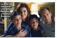  ??  ?? La actriz con Josh Lucas y los gemelos Nicholas y Harrison Broderick.