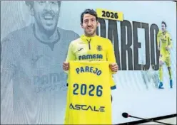  ?? ?? Dani Parejo posa con la camiseta serigrafia­da con su renovación.