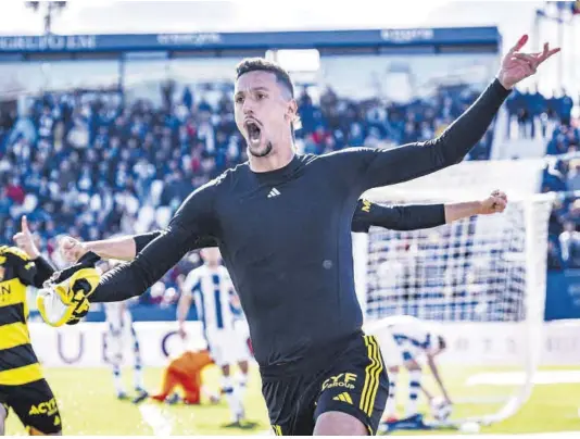  ?? Carlos Gil-Roig ?? Maikel Mesa celebra el gol que supuso el empate del Zaragoza en el descuento al transforma­r el penalti.