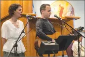  ?? Chris Torres/The Signal ?? Musicians Addie and Rick Lupert sing ‘Dona Dona.’