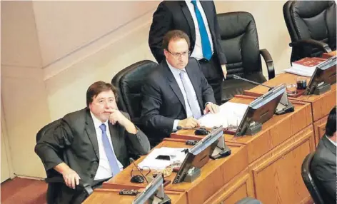  ??  ?? ► El subsecreta­rio de Desarrollo Regional, Ricardo Cifuentes, y el ministro Segpres, Gabriel de la Fuente.