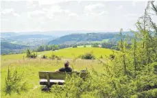  ??  ?? Immer wieder bieten sich fantastisc­he Ausblicke, wie hier bei Witzingen.