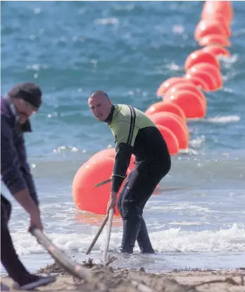  ??  ?? The Southern Cross undersea fibre optic cable comes ashore on Takapuna beach in 1999.