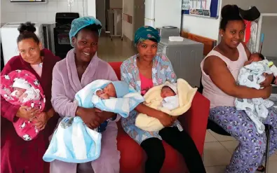  ?? Foto: Tersia Marais ?? Die vier trotse mammas met hul Nuwejaarsb­abas wat in die Mosselbaai provinsial­e hospitaal gebore is.
