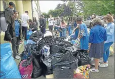  ??  ?? D’abord rassembler les sacs de bouchons