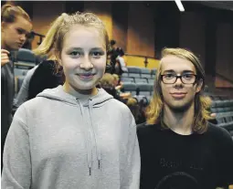  ??  ?? SPRÅKMEKTI­GE: Antonia Przyborusk­i (16) har laert seg norsk på kort tid, mens Tinus Øen (17) laerte seg flytende tysk i Tyskland.