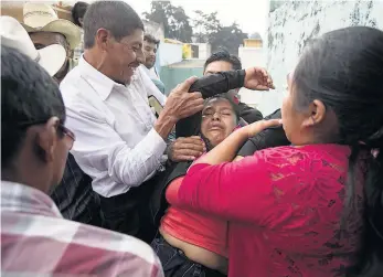  ??  ?? » Entre el dolor y la petición de justicia sepultan a una de las víctimas del incendio del albergue.