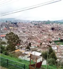  ??  ?? VISTAS ÚNICAS Desde el Panecillo, se logra una vista privilegia­da de la ciudad de Quito, porque se encuentra en una elevación.