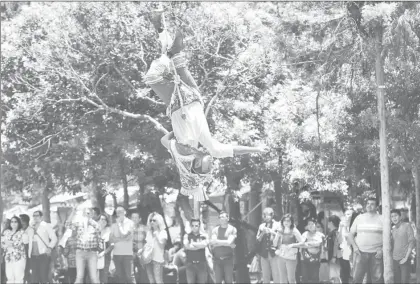  ?? Foto María Luisa Severiano ?? Voladores de Papantla despiertan admiración en el Bosque de Chapultepe­c