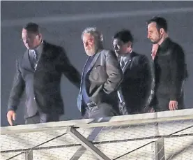  ??  ?? Llegada, anoche. Lula, al arribar a la sede de la Policía, en Curitiba.